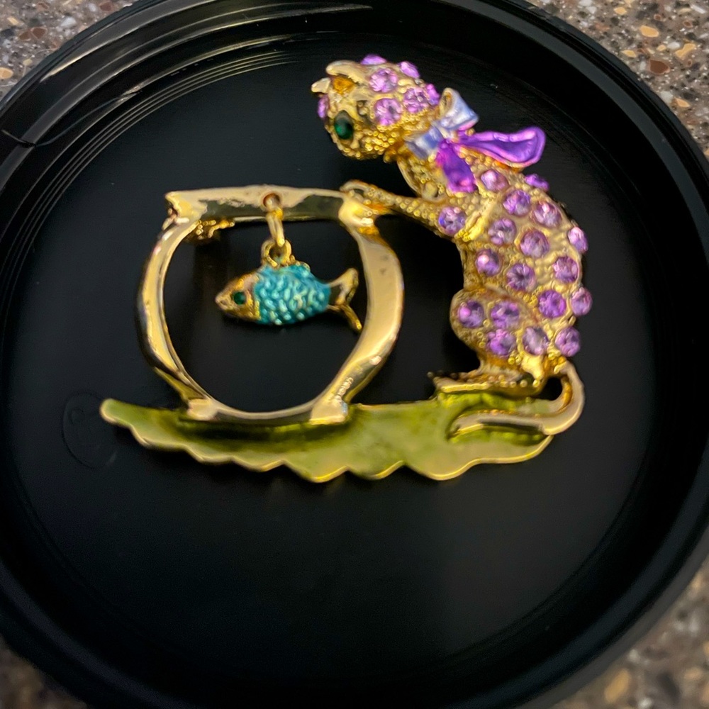 Vintage Rhinestone Cat with Fish Bowl Brooch 
$10 or bundle 3/$25